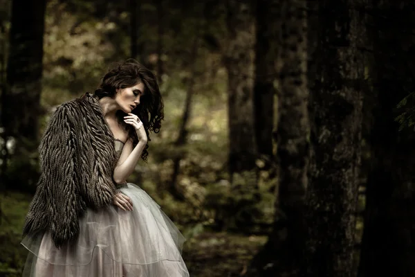 Retrato de mulher romântica em belo vestido na floresta — Fotografia de Stock