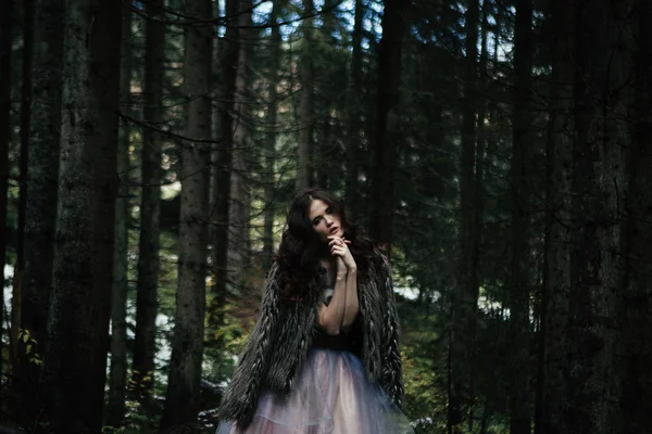 Portret romantyczny kobieta w pięknej sukni w lesie — Zdjęcie stockowe