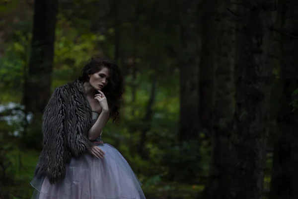 Retrato de mujer romántica en hermoso vestido en el bosque —  Fotos de Stock