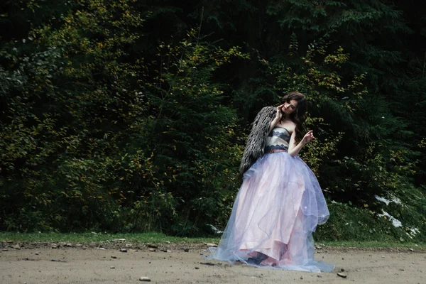 Retrato de mulher romântica em belo vestido na floresta — Fotografia de Stock