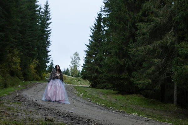 Retrato de mulher romântica em belo vestido na floresta — Fotografia de Stock