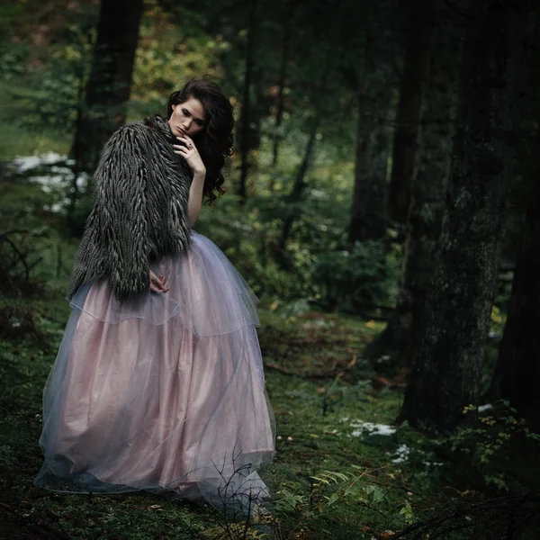 Gyönyörű ruha erdőben romantikus nő portréja — Stock Fotó