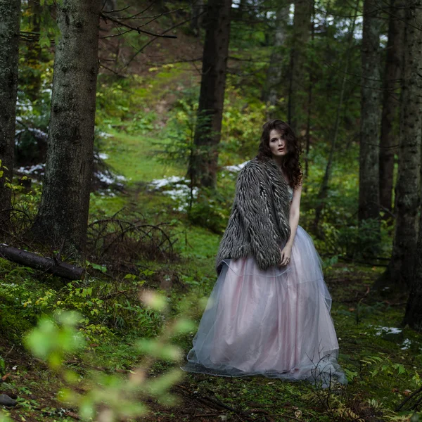 Портрет романтичної жінки в красивій сукні в лісі — стокове фото