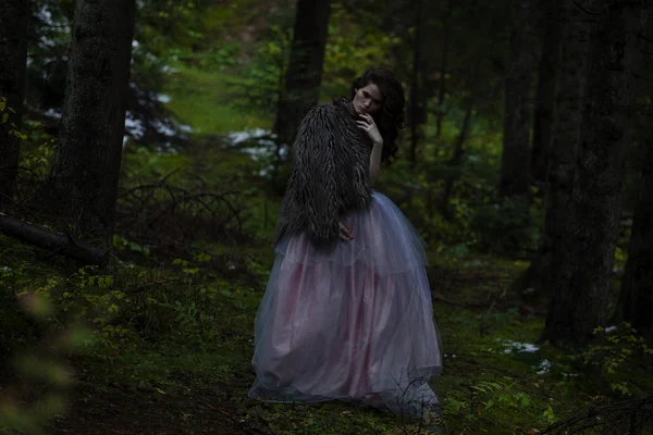 Retrato de mulher romântica em belo vestido na floresta — Fotografia de Stock