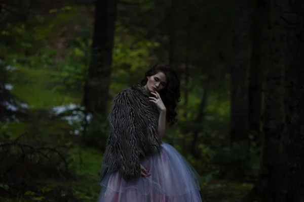 Retrato de mujer romántica en hermoso vestido en el bosque —  Fotos de Stock