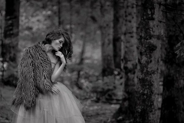 Retrato de mujer romántica en hermoso vestido en el bosque —  Fotos de Stock