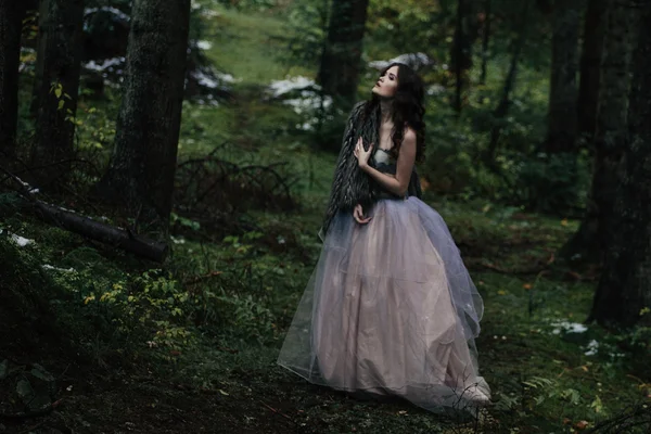 Retrato de mulher romântica em belo vestido na floresta — Fotografia de Stock