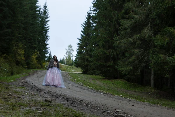 Retrato de mulher romântica em belo vestido na floresta — Fotografia de Stock