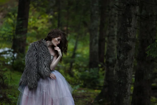 Retrato de mulher romântica em belo vestido na floresta — Fotografia de Stock