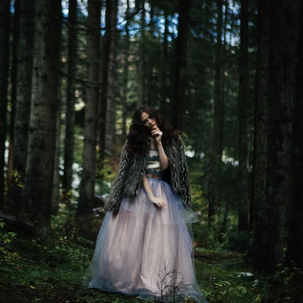 Porträt einer romantischen Frau im schönen Kleid im Wald — Stockfoto