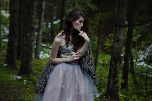 Retrato de mujer romántica en hermoso vestido en el bosque — Foto de Stock