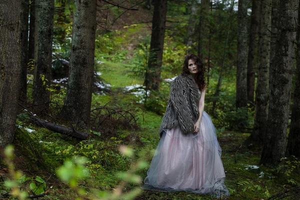 Retrato de mujer romántica en hermoso vestido en el bosque — Foto de Stock