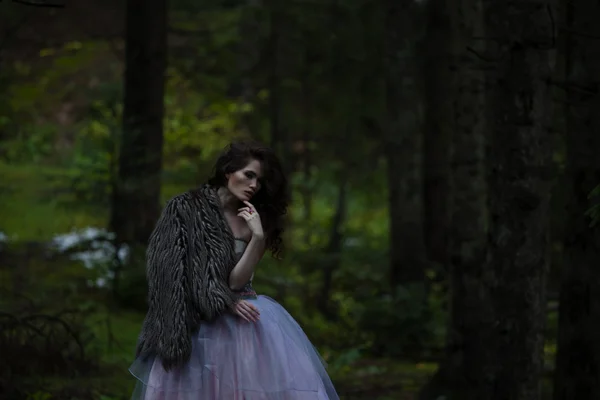 Retrato de mulher romântica em belo vestido na floresta — Fotografia de Stock