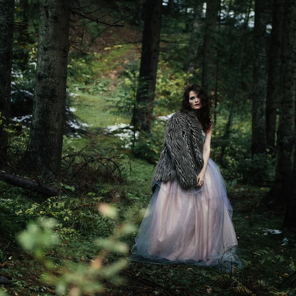 Retrato de mujer romántica en hermoso vestido en el bosque — Foto de Stock