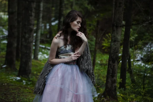 Retrato de mulher romântica em belo vestido na floresta — Fotografia de Stock