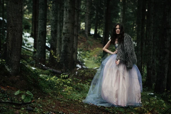 Portrét romantické ženy v krásných šatech v lese — Stock fotografie