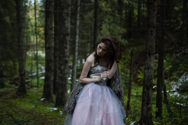 Portret van romantische vrouw in mooie jurk in bos — Stockfoto