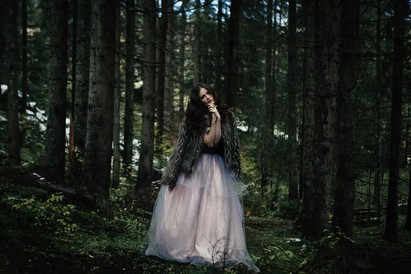 Πορτρέτο του ρομαντική γυναίκα στο όμορφο φόρεμα στο δάσος — Φωτογραφία Αρχείου
