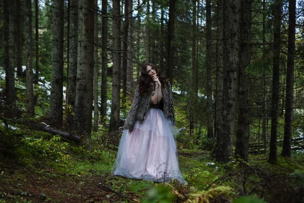 Retrato de mulher romântica em belo vestido na floresta — Fotografia de Stock