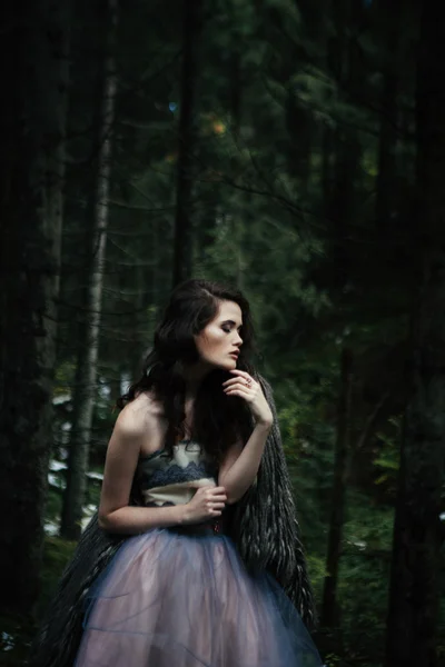 Retrato de mujer romántica en hermoso vestido en el bosque —  Fotos de Stock