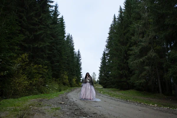 Retrato de mulher romântica em belo vestido na floresta — Fotografia de Stock