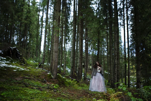 Ritratto di donna romantica in bel vestito nella foresta — Foto Stock