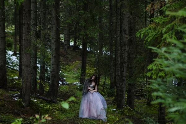 Retrato de mujer romántica en hermoso vestido en el bosque — Foto de Stock