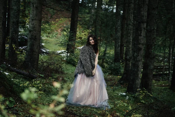 Retrato de mulher romântica em belo vestido na floresta — Fotografia de Stock