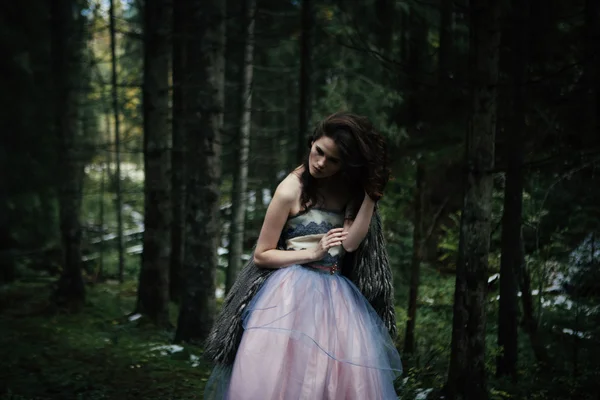 Portrét romantické ženy v krásných šatech v lese — Stock fotografie