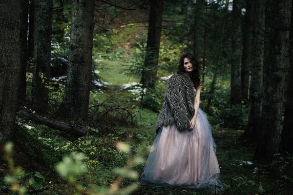Портрет романтичной женщины в красивом платье в лесу — стоковое фото