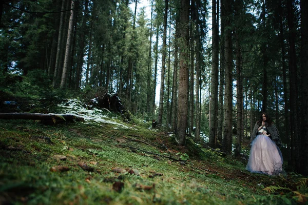 Ritratto di donna romantica in bel vestito nella foresta — Foto Stock