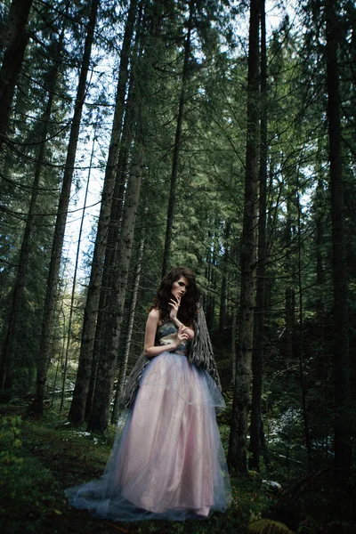 Portret romantyczny kobieta w pięknej sukni w lesie — Zdjęcie stockowe
