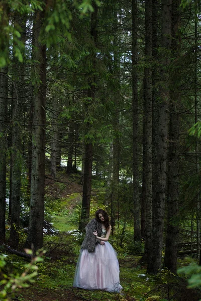 Retrato de mulher romântica em belo vestido na floresta — Fotografia de Stock