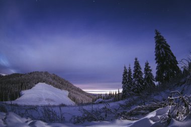 Gece dağlar manzara kış boyunca. Karpat, Ukrayna