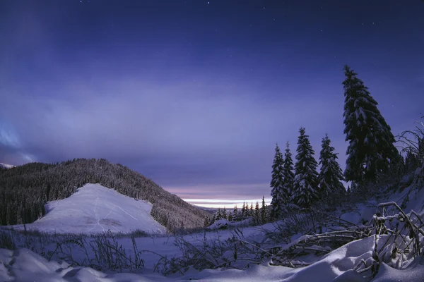 Notte sul paesaggio montano invernale. Carpazio, Ucraina — Foto Stock