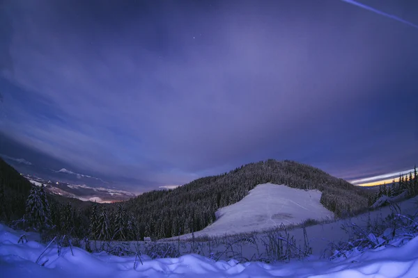 Noche sobre las montañas de invierno paisaje. Cárpatos, Ucrania —  Fotos de Stock