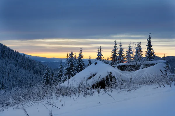 Noite sobre a paisagem de montanhas de inverno. Cárpatos, Ucrânia — Fotografia de Stock