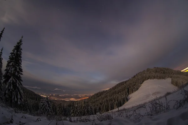 Natt över vintern berg landskap. Karpaterna, Ukraina — Stockfoto