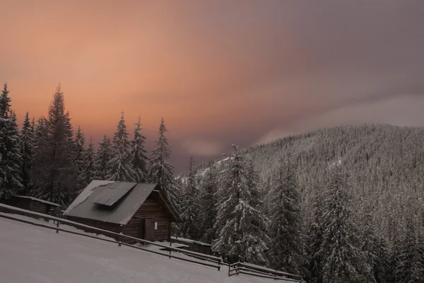 Casa in legno nella foresta invernale nelle montagne Crrpathian — Foto Stock