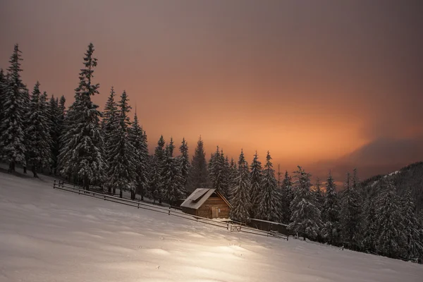 Crrpathian 山に冬の森で木造住宅 — ストック写真