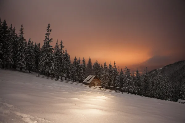 Casa de madeira na floresta de inverno em montanhas Crrpathian — Fotografia de Stock