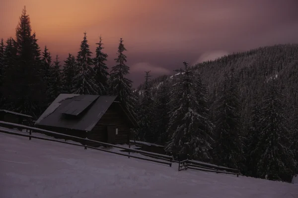 Crrpathian 山に冬の森で木造住宅 — ストック写真