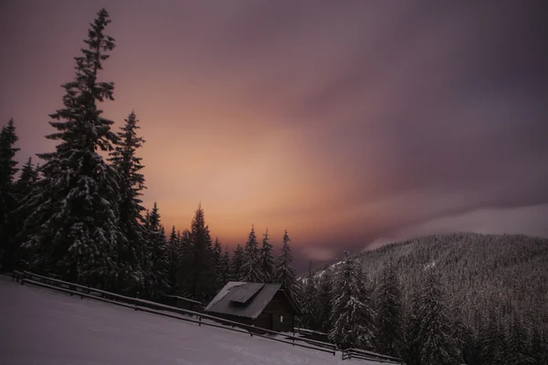 Casa de madeira na floresta de inverno em montanhas Crrpathian — Fotografia de Stock