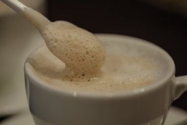 Bir fincan cappuccino kahve.