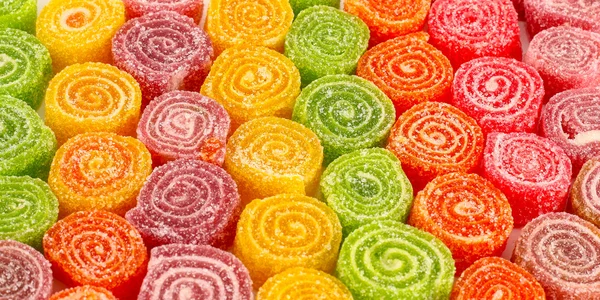 Gros plan de savoureux bonbons colorés sucrés — Photo