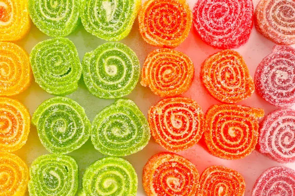 Primo piano di gustose caramelle colorate dolci — Foto Stock