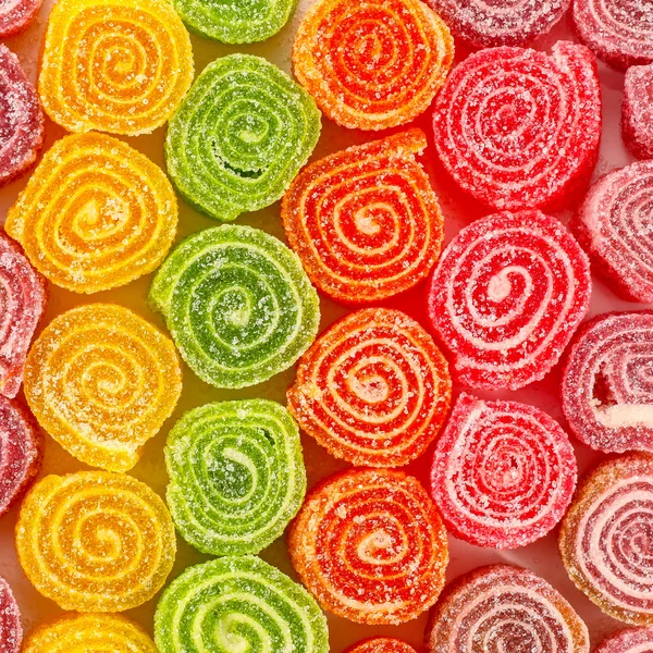 Gros plan de savoureux bonbons colorés sucrés — Photo