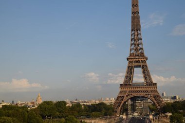 Paris 'ten kısa bir süre sonra, sokaklar ve anıtlar