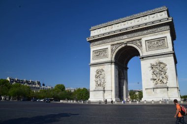 Paris 'ten kısa bir süre sonra, sokaklar ve anıtlar