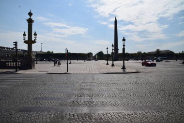 Paris 'ten kısa bir süre sonra, sokaklar ve anıtlar